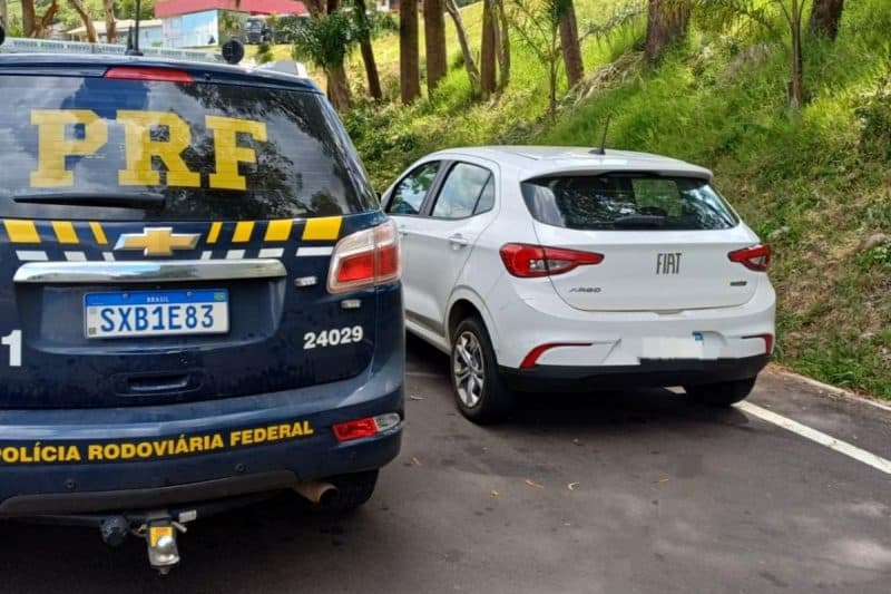 Carro furtado em MG é encontrado quase um ano depois em SC