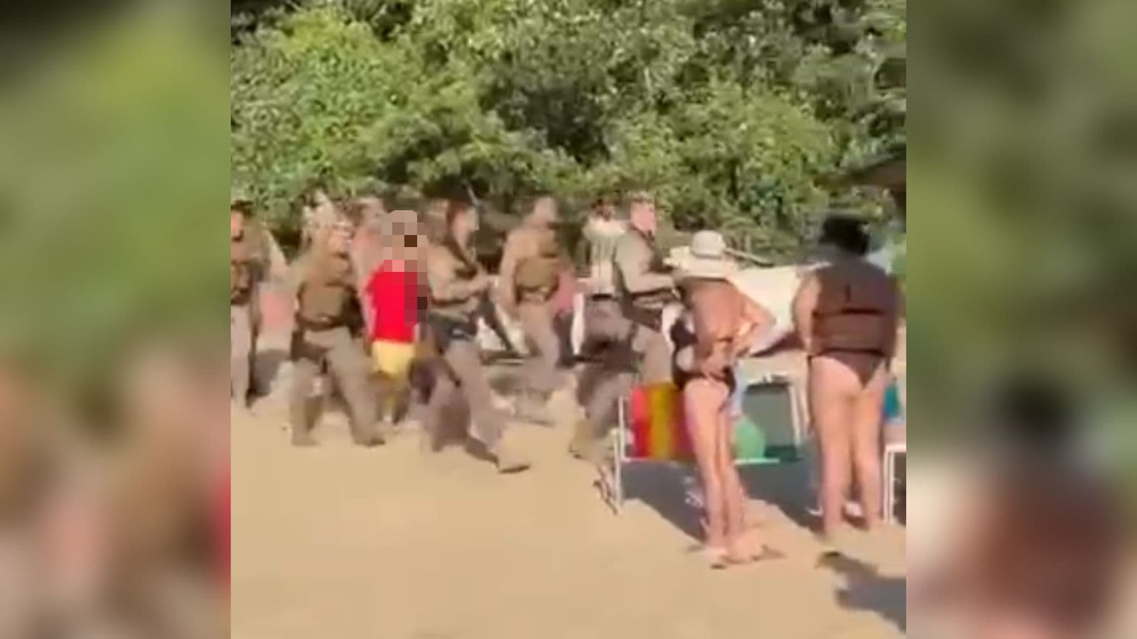 Homem é escoltado pela PM em praia de SC após ser flagrado nu na frente de crianças