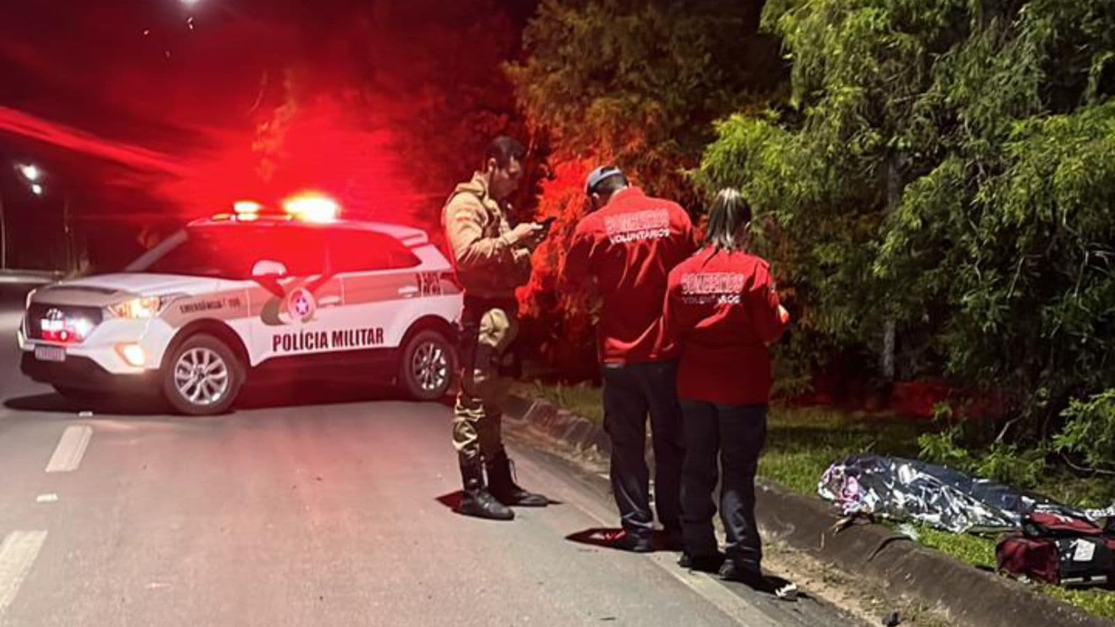 Motociclista de 19 anos morre após bater em árvore na SC-412, em Gaspar