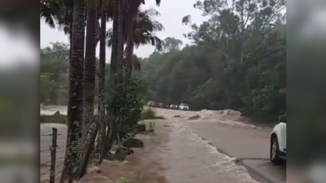 Correnteza arranca rua de acesso a Governador Celso Ramos