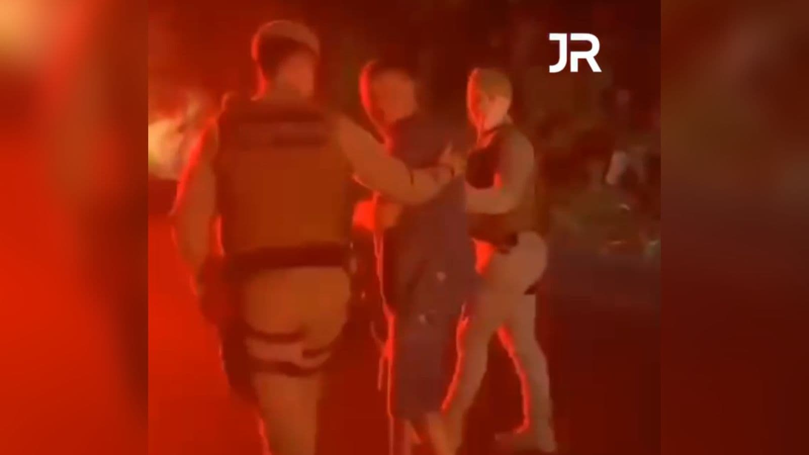 Pai recebe notícia de filho vítima de acidente enquanto era amparado por policiais em Santa Catarina
