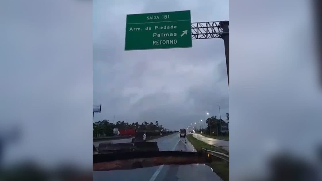 Chuvas abrem cratera na BR-101 e deixam motoristas presos em SC