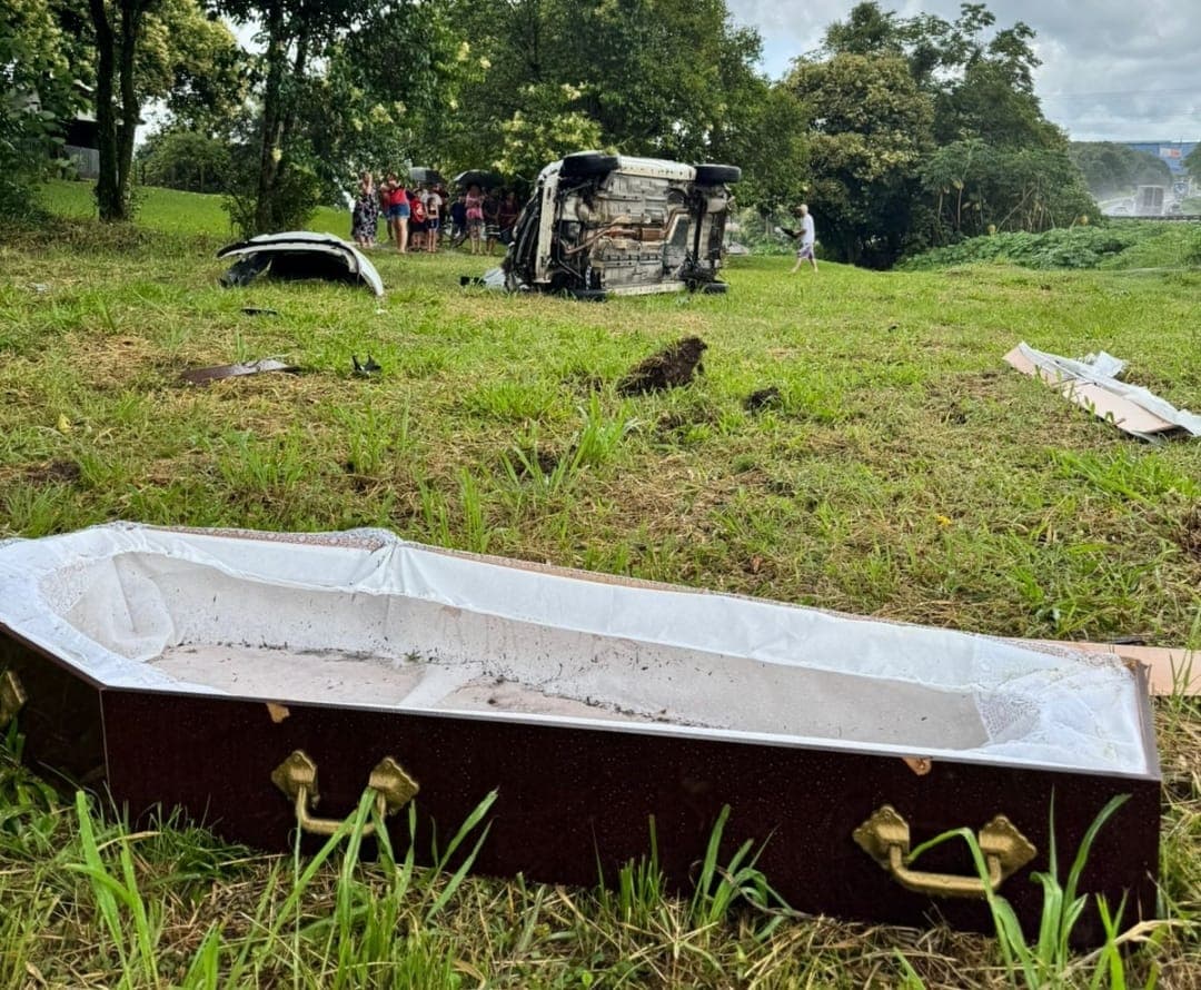 “Bebeu conhaque”: Motorista de carro de funerária capota carro com corpo de idosa