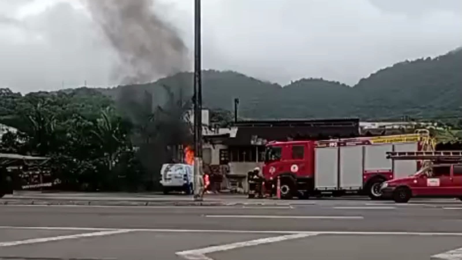 Van pega fogo após acidente próximo ao posto da PRF na BR-280