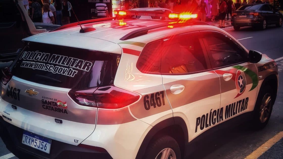 Idosa é encontrada ensanguentada após apanhar do marido dentro de hotel em Balneário Camboriú
