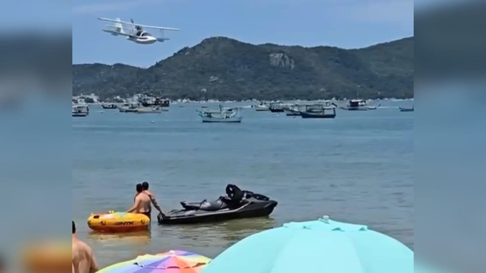 Avião de pequeno porte assusta turistas durante sobrevoo em Bombinhas