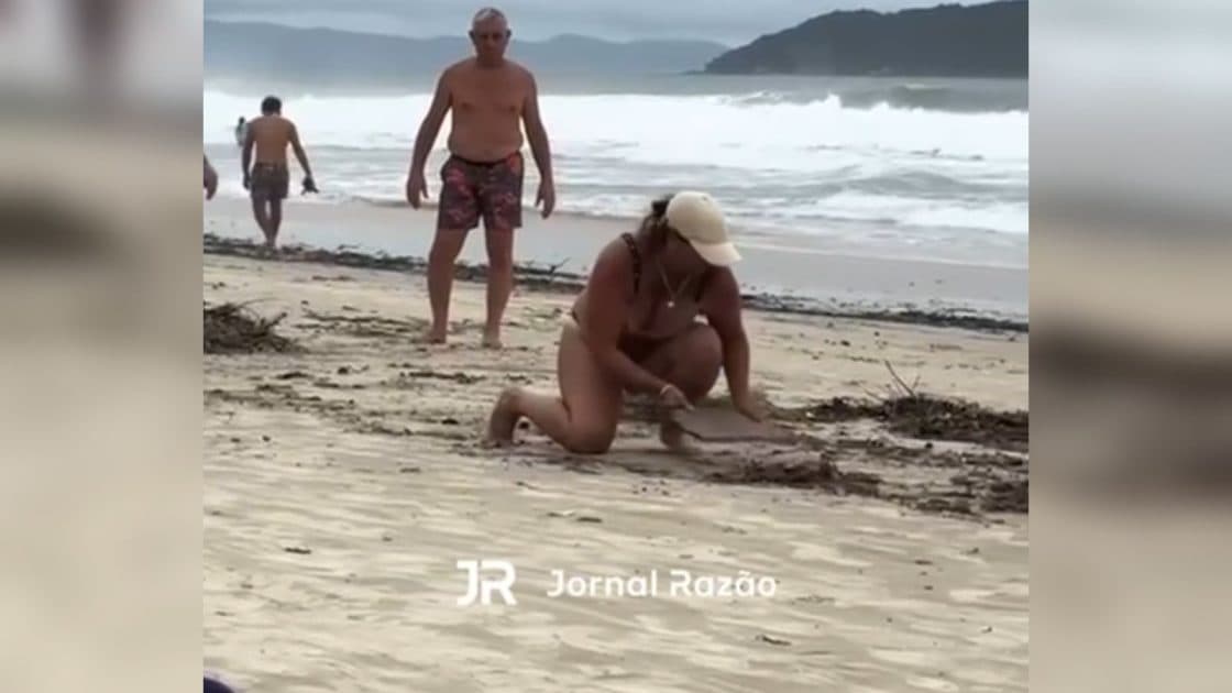 Argentinos se unem para limpar praia em SC após fortes chuvas