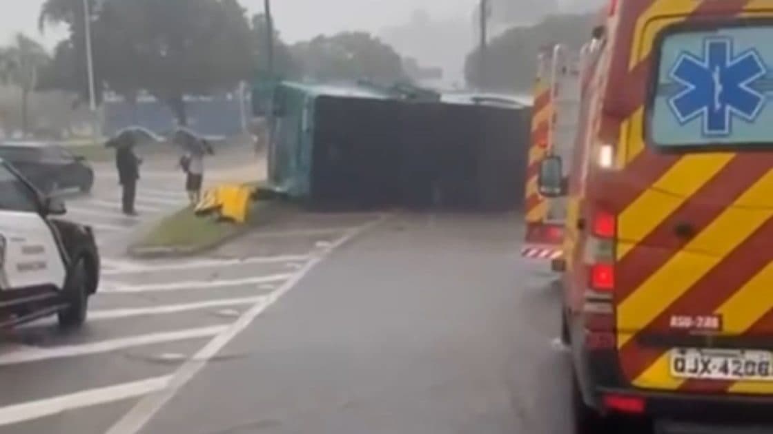 “Muita chuva”: Ônibus coletivo tomba com 15 passageiros em Florianópolis