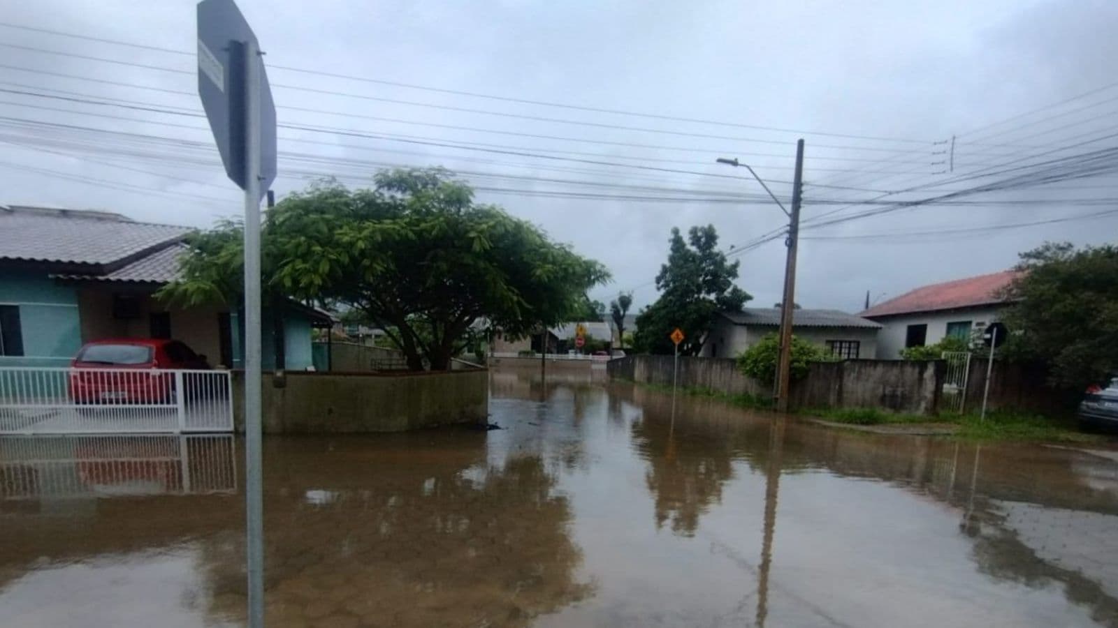 Cidade de SC registra 140 mm em poucas horas de chuva e tem ruas alagadas
