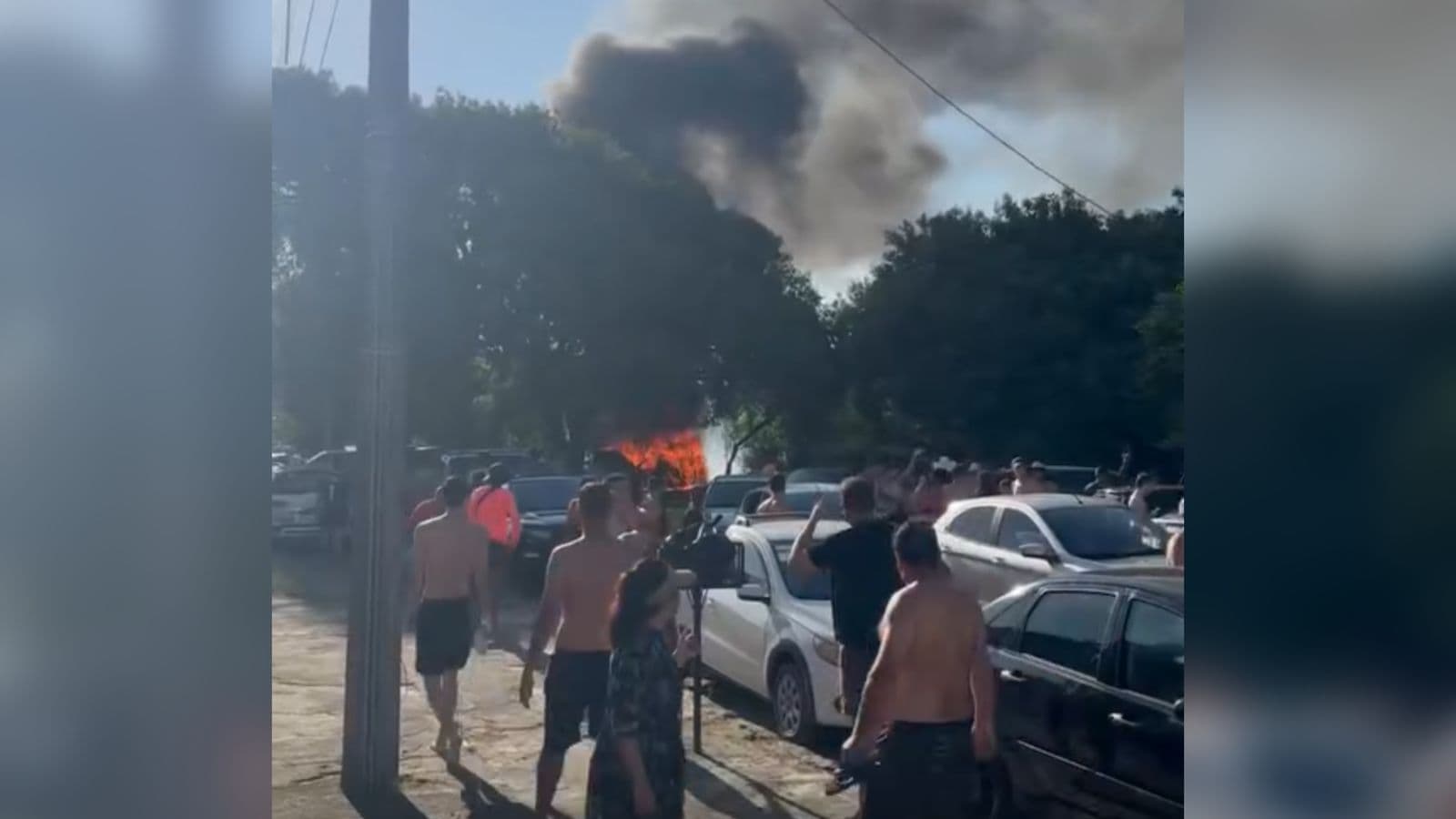 Veículos pegam fogo e assustam turistas na praia da Daniela em Florianópolis