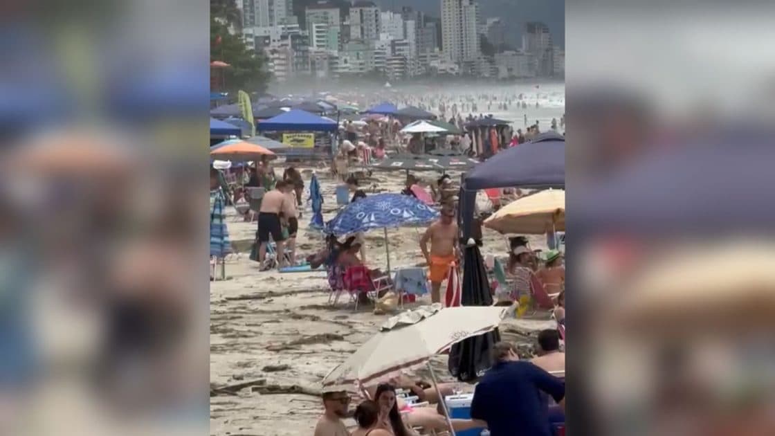 Banhistas ignoram sujeira e curtem dia de praia após fortes chuvas em Itapema