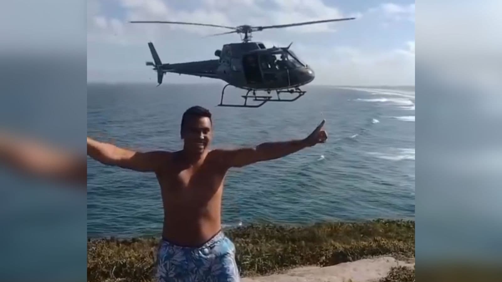 Helicóptero da Polícia Militar faz “pose” para turistas em momento descontraído em praia de SC