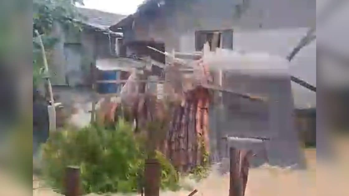 Casa é arrastada pela correnteza formada pelas chuvas em Canelinha