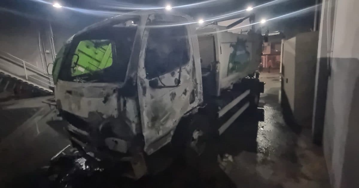 Fogo consome caminhão de coleta de lixo dentro de galpão em Camboriú