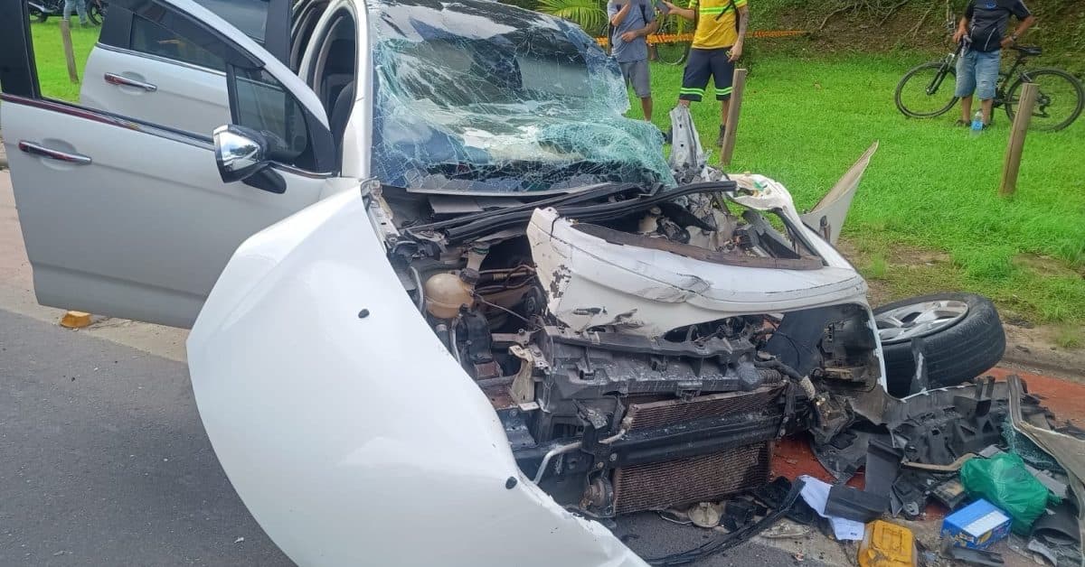 Mulher fica presa às ferragens após colisão entre carro e ônibus em Palhoça