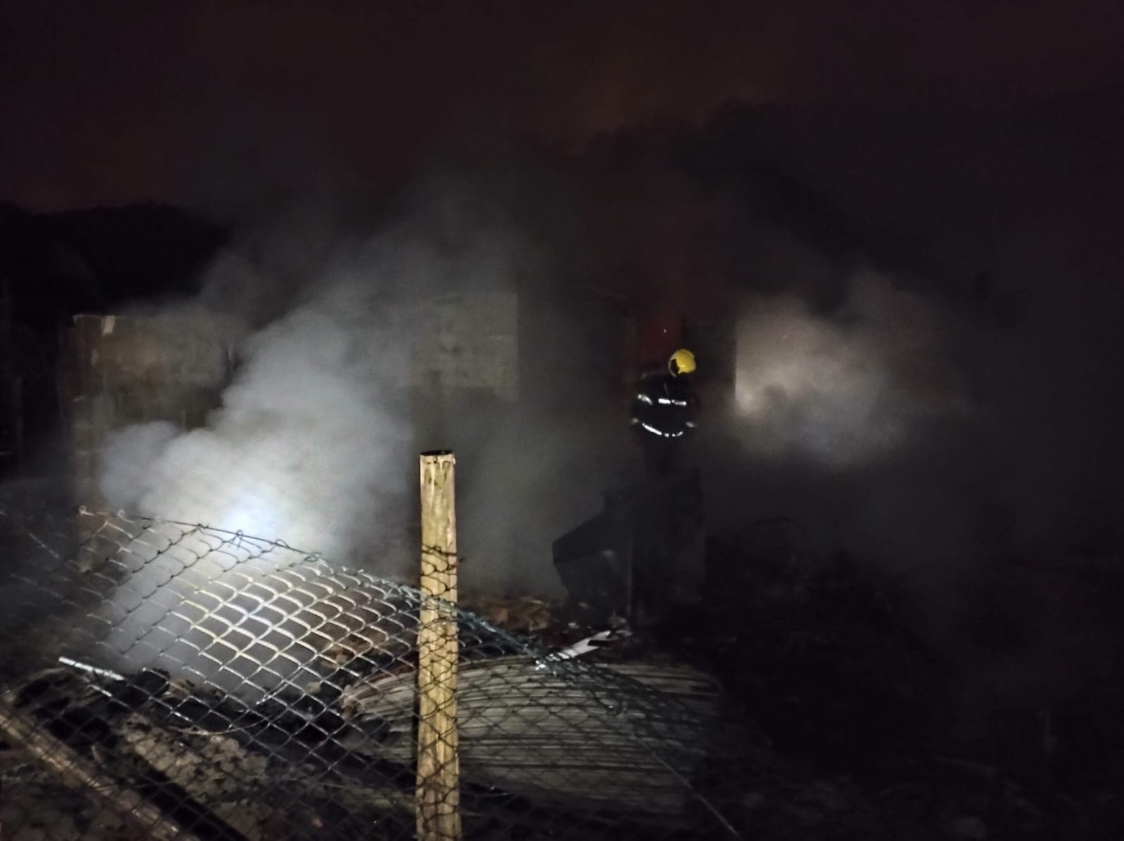 Incêndio violento destrói duas casas em São José durante a madrugada