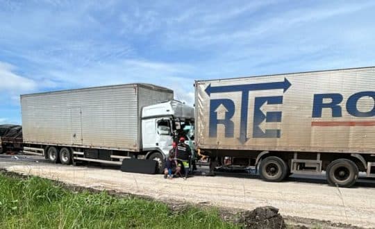 Colisão entre carretas mobiliza helicóptero na BR-101, em Porto Belo