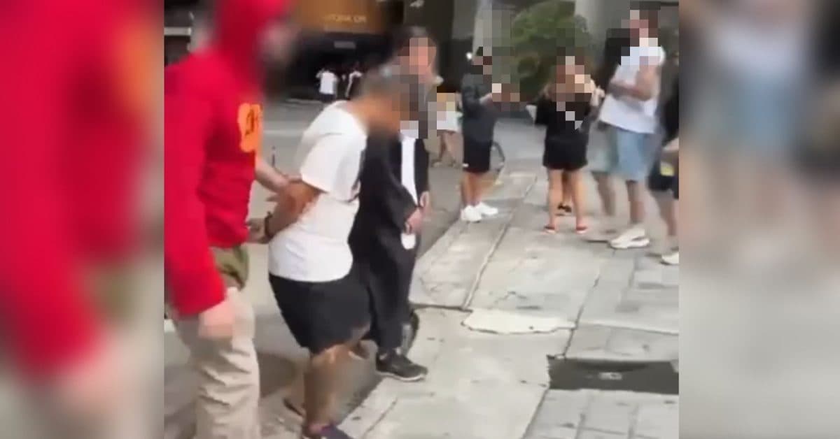 Policiais fantasiados de Chapolin e padre prendem ladrão em bloco de Carnaval