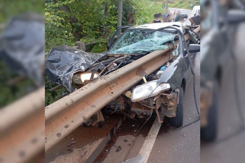 Carro com quatro ocupantes é atravessado por guard-rail em SC