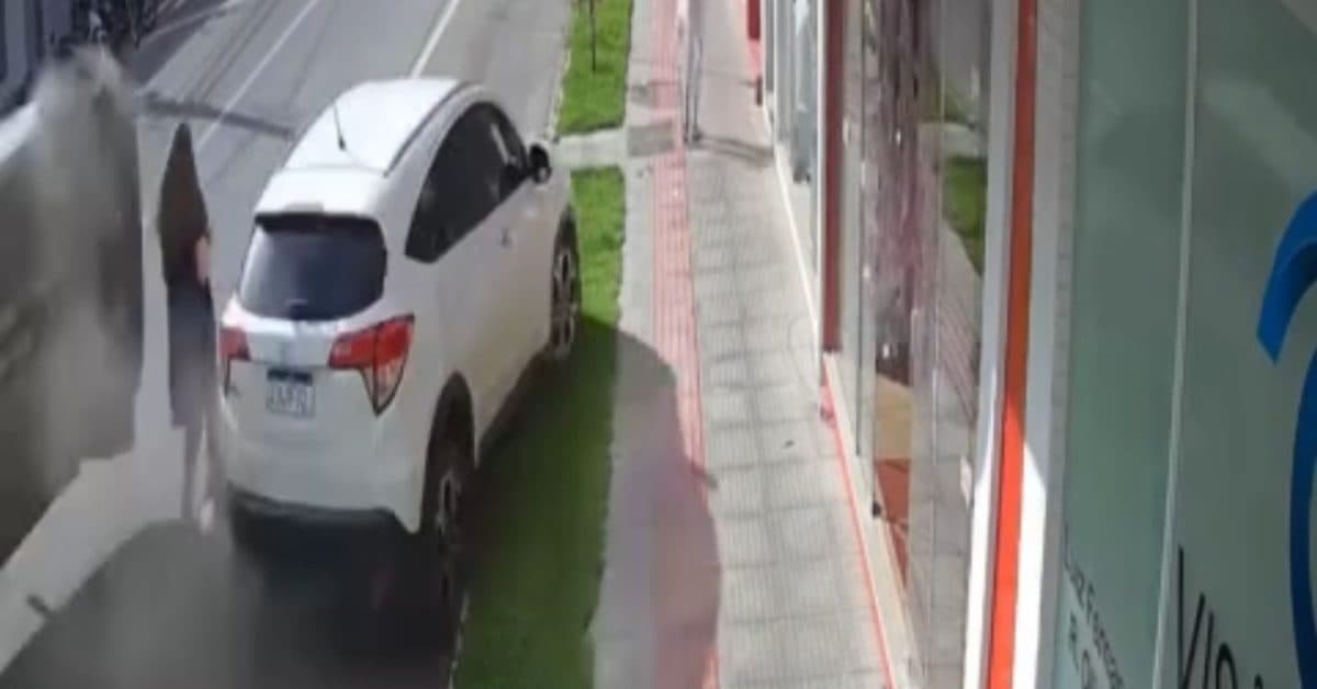 Mulher escapa da morte por segundos após carro colidir com veículo estacionado em SC