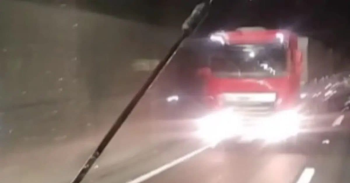 Carreta é flagrada na contramão em túnel de Balneário Camboriú