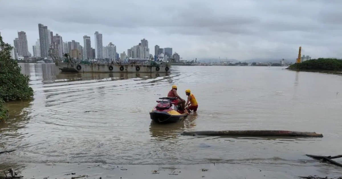 Homem é encontrado com hipotermia dentro de rio em SC