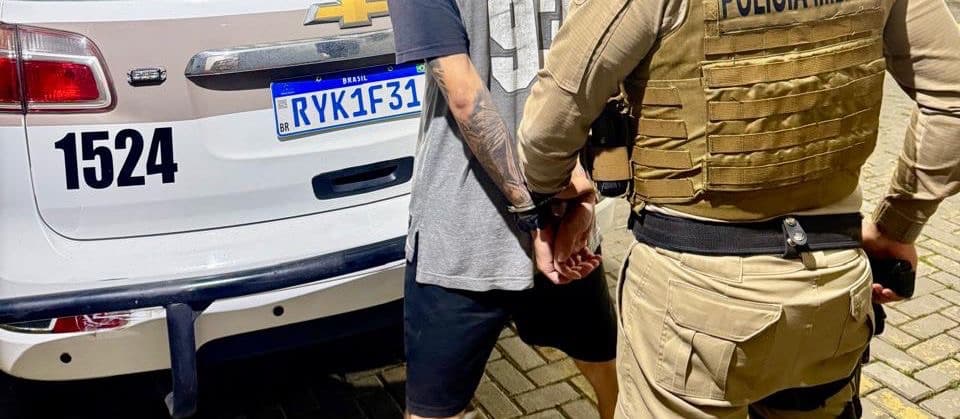Foragido por violência doméstica é preso na escada de emergência em BC