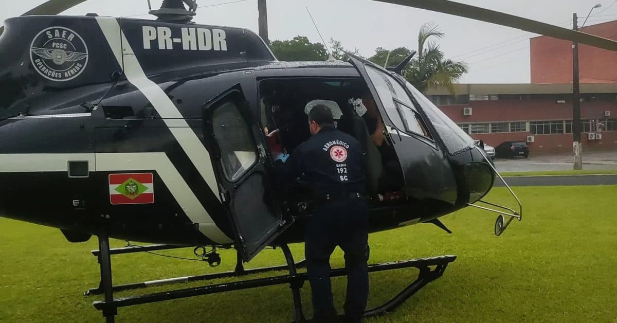Criança de 2 anos se afoga em piscina de residência e coração volta a bater