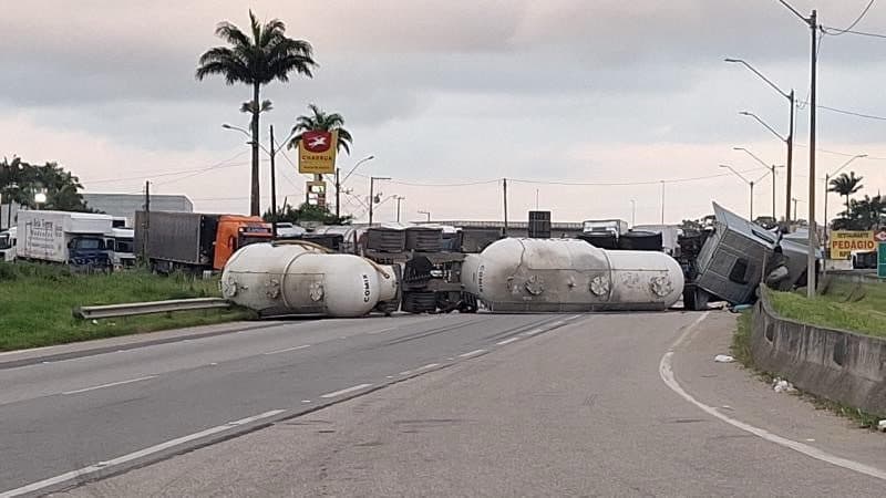 Tombamento de carreta bloqueia BR-101 em Porto Belo e causa fila de 15 km