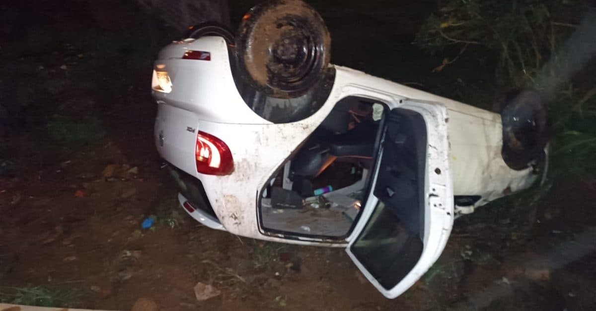 Idosa de 81 anos sofre acidente e é retirada do carro por populares em Criciúma