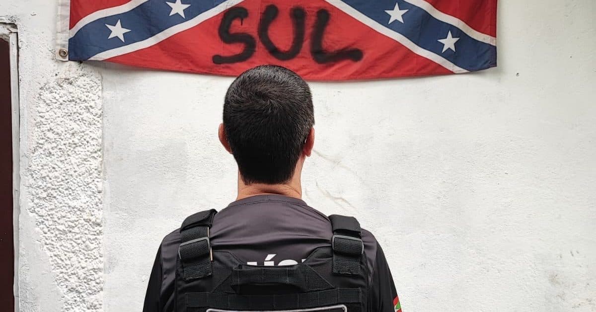 Bandeira supremacista em Joinville: Polícia investiga ligação com neonazismo