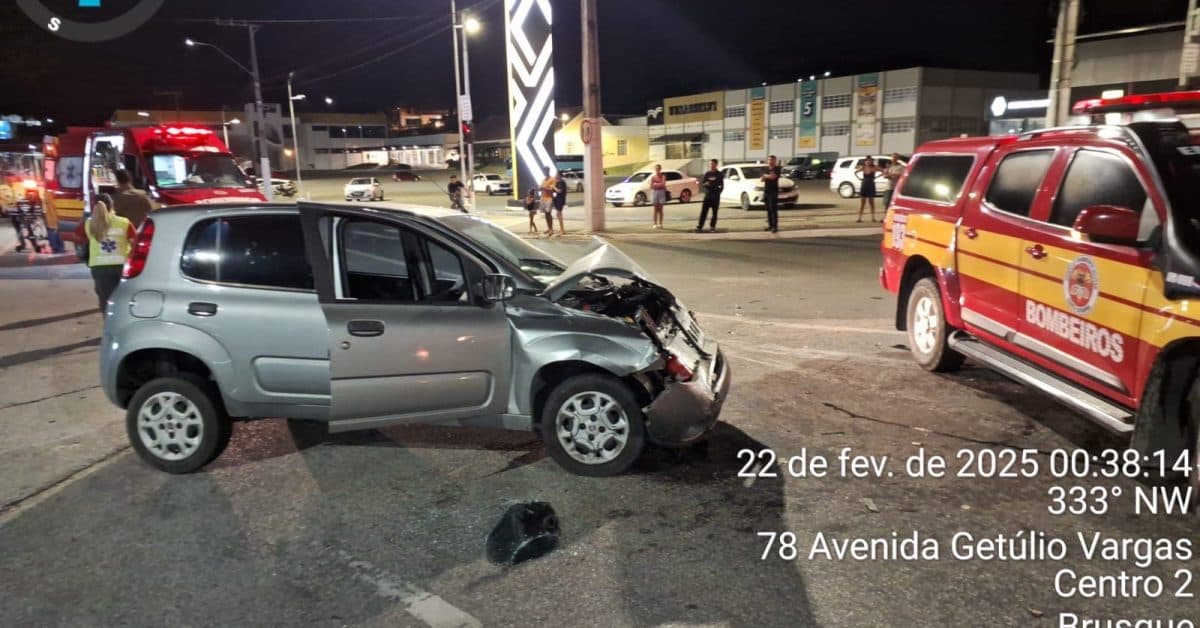 Motorista fica preso em carro após grave colisão no centro de Brusque