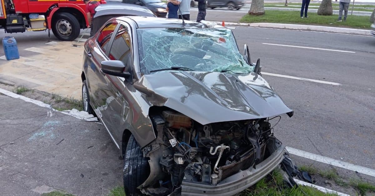 Batida violenta destrói carro e deixa motorista preso às ferragens em Florianópolis
