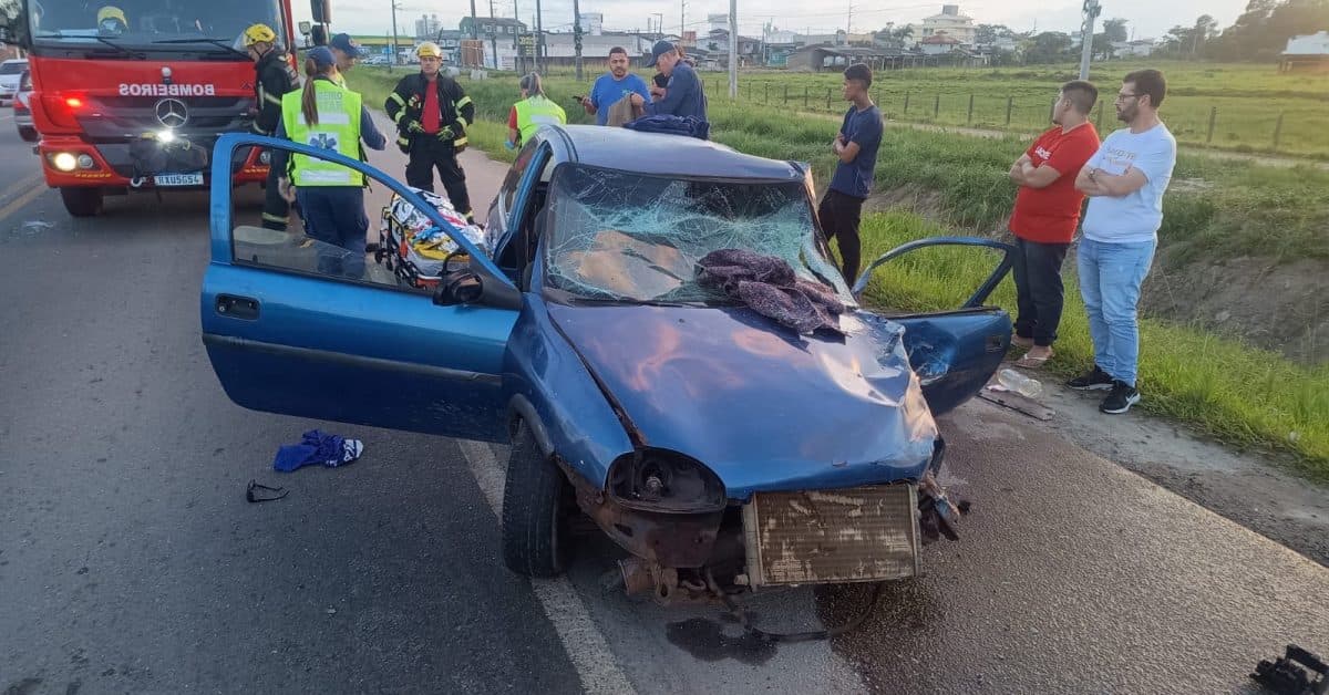 Motorista fica preso em ferragens após colisão entre carro e carreta na BR-282