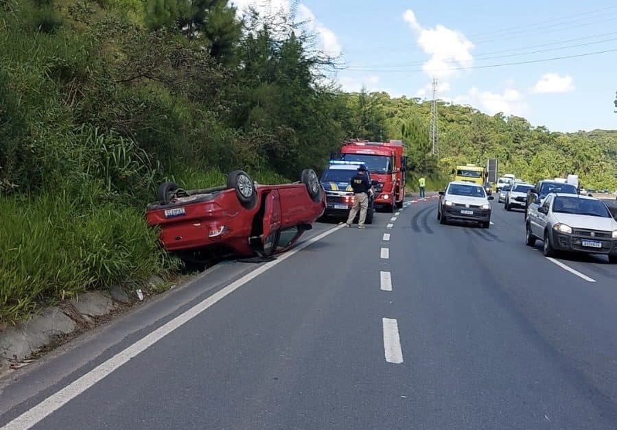 Acidente na BR-470: carro capota após batida com carreta e motorista é levado ao hospital