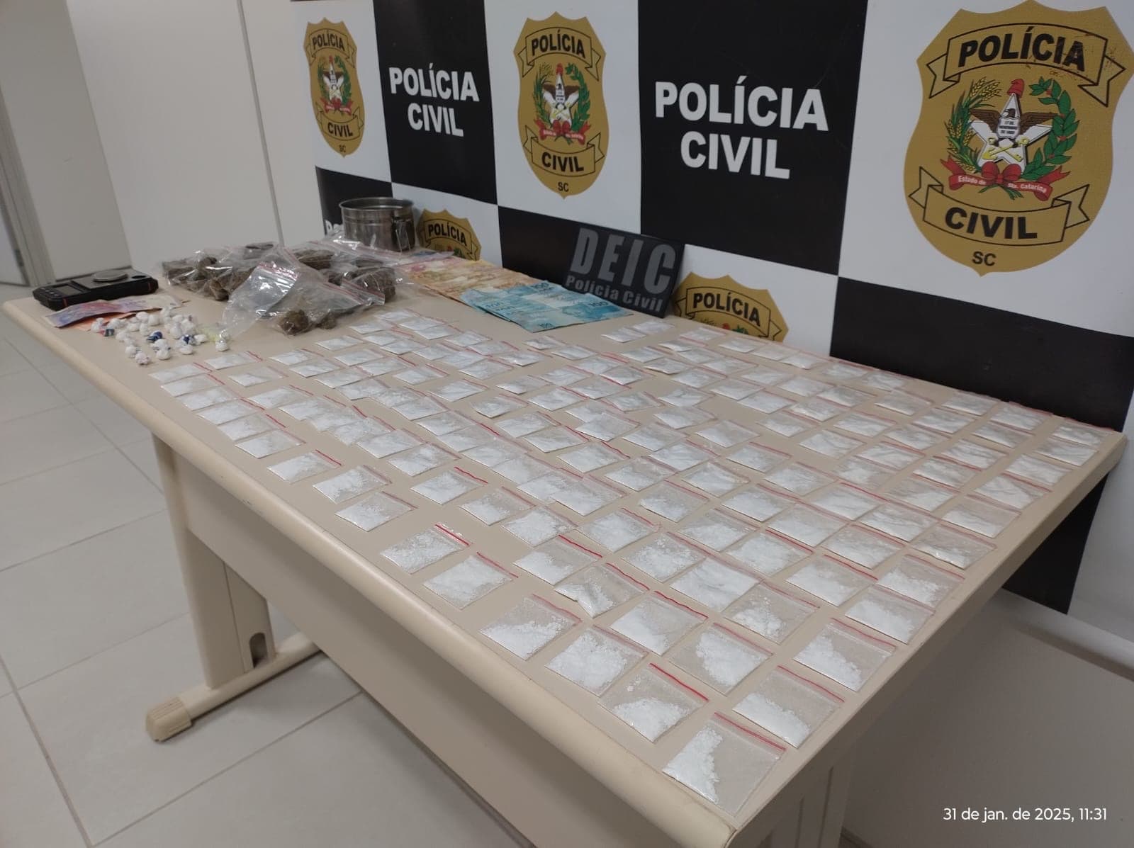 Tráfico em família: mãe e filho operavam esquema de drogas em Bombinhas e são presos