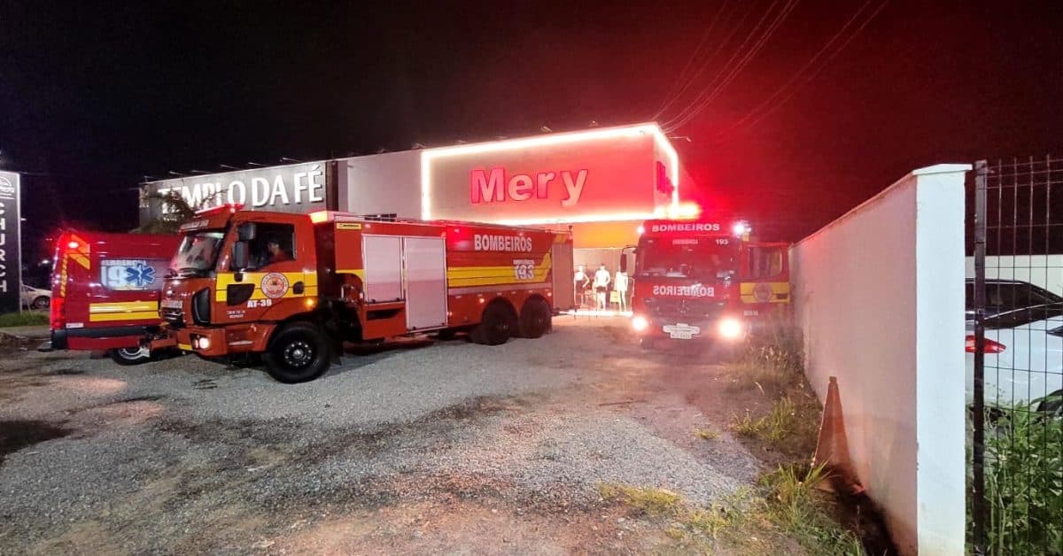 Fogo destrói moto clube em Porto Belo; local ficou irreconhecível