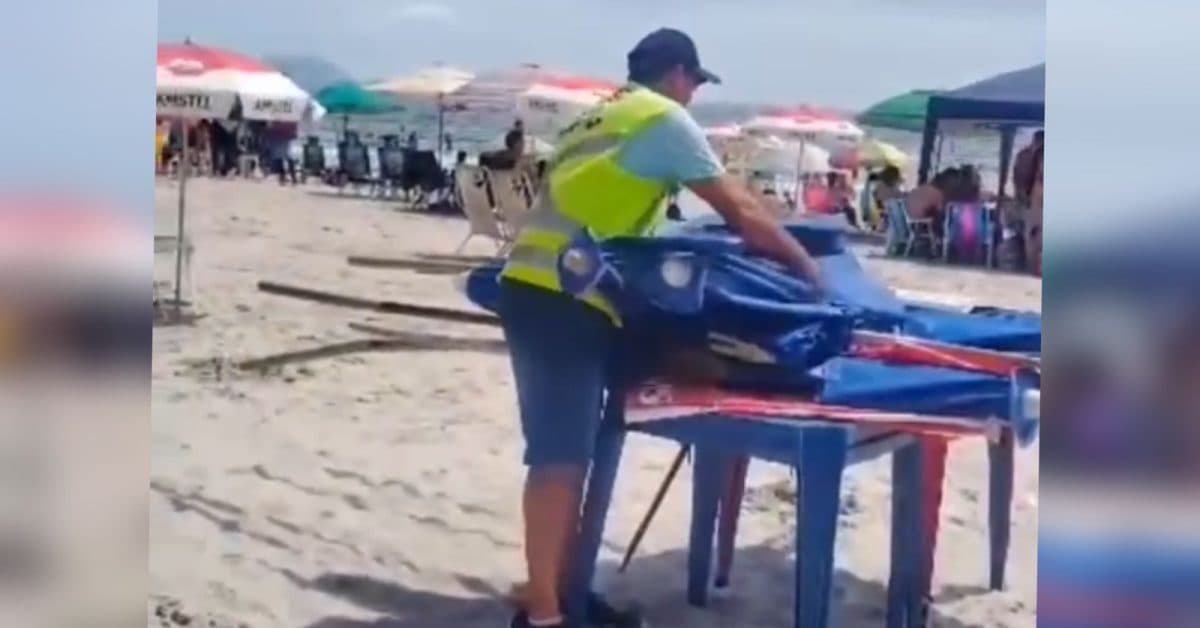 GM apreendeu guarda-sóis de comerciantes em espaço destinado a banhistas em praia de Florianópolis