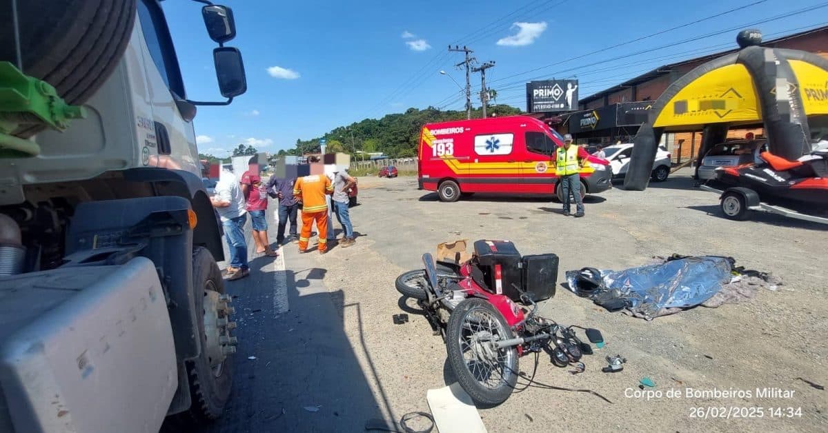 Grave acidente na BR-470: motociclista morre após colisão com caminhão
