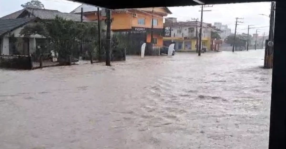 “Muito rápido”: Chuva intensa alaga ruas de Joinville em poucos minutos
