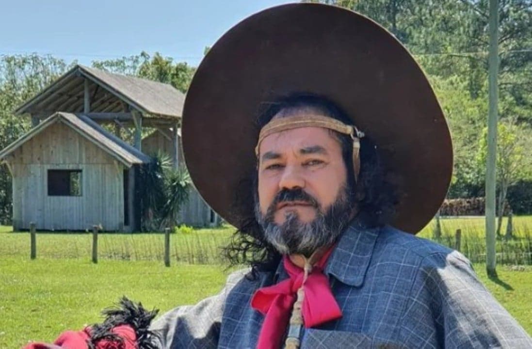 Cantor Baitaca sofre acidente em estrada no Rio Grande do Sul
