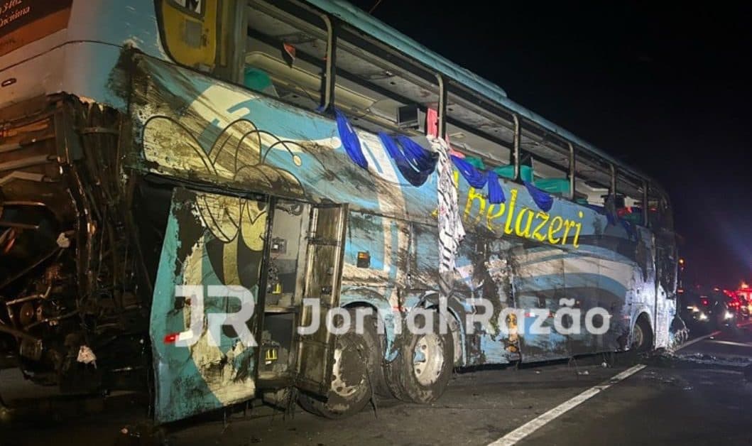 Ônibus tomba após ser atingido por caminhão na BR-376 e deixa 17 feridos