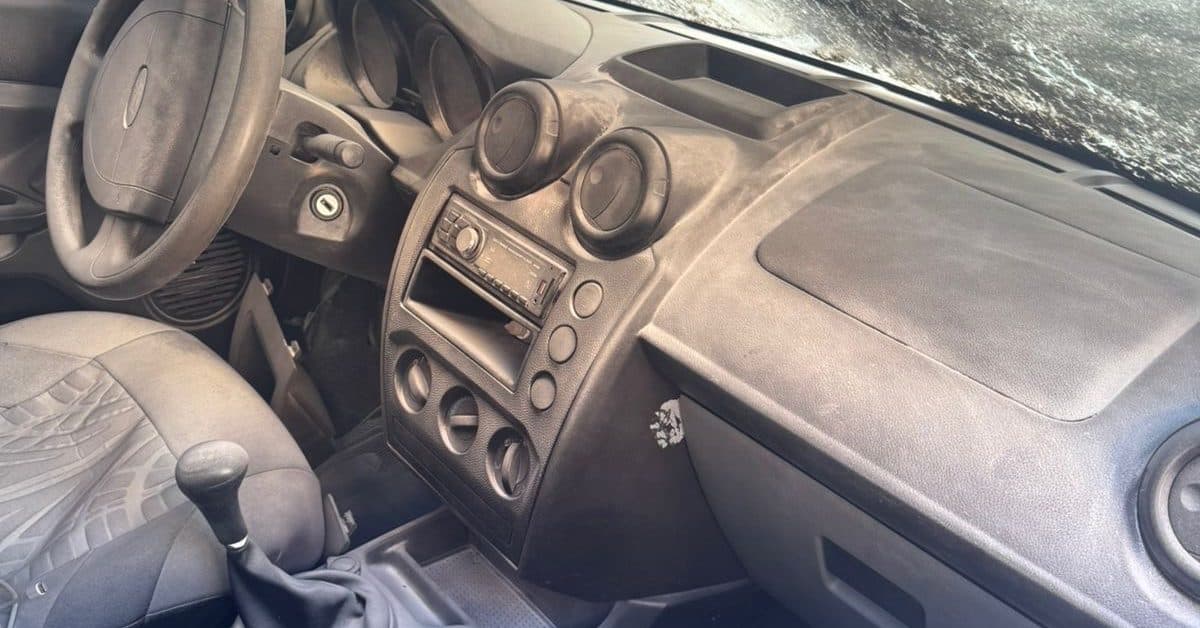 Carro pega fogo e populares tentam apagar com mangueira de jardim 