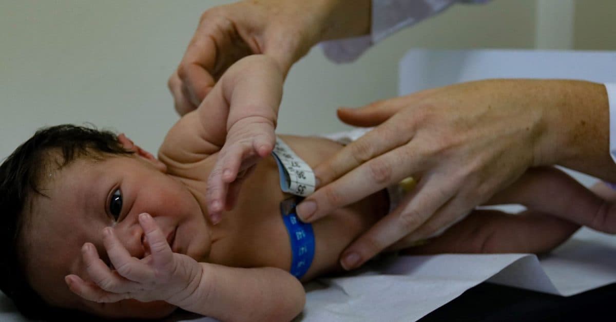 Teste do Olhinho, realizado nos hospitais estaduais, agora é obrigatório em toda a rede de saúde de SC