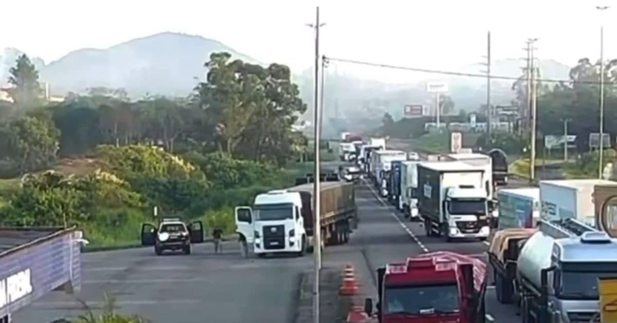 Motorista pula de caminhão em fuga e PRF evita acidente na BR-101