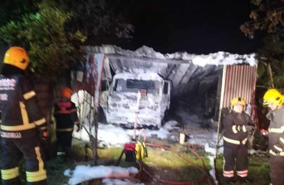 Galpão desaba em Brusque após incêndio destruir caminhão guincho