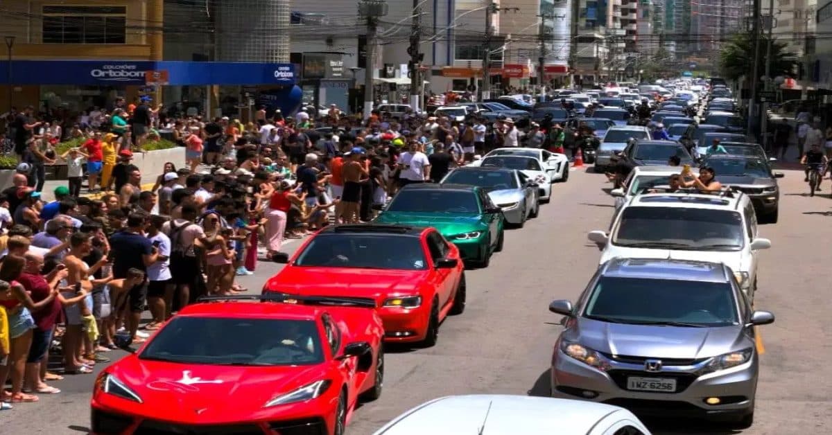 “Velozes e Furiosos brasileiro”: Praia de SC vira cenário de filme de ação com supercarros