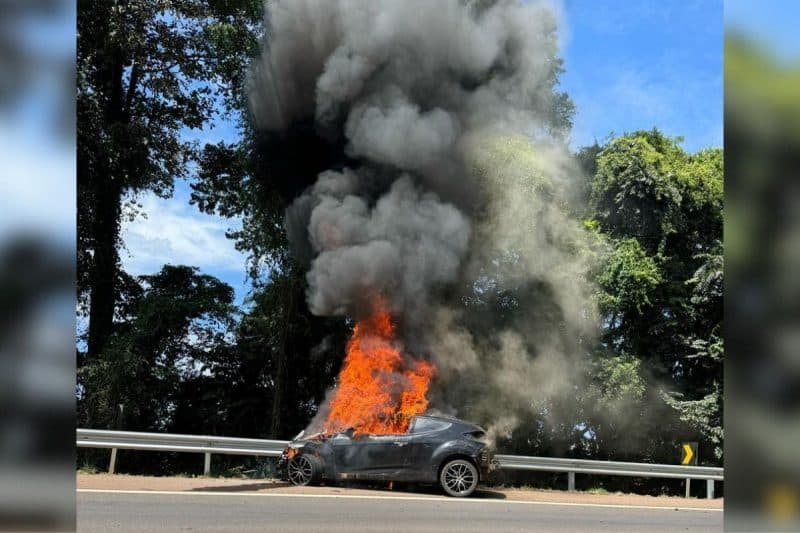 Carro com casal e criança bate em carreta, pega fogo na BR-282
