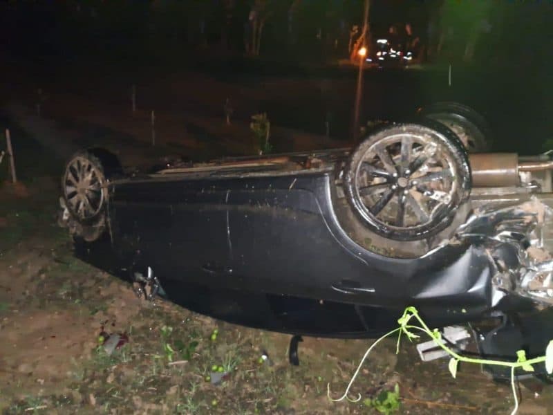 Motorista morre após carro despencar de ribanceira e capotar na BR-470