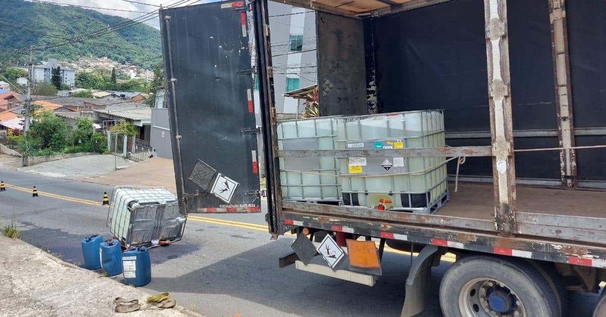 Caminhão derruba contêiner com álcool etílico em Blumenau e mobiliza bombeiros